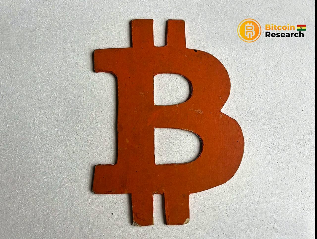 Logo bitcoin de madera prensada